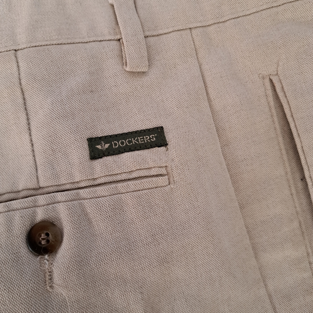 Dockers mens size w36 L32 washable  relaxed fit. Kaki color.  Dress pant.